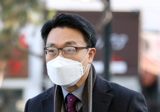 문재인 대통령은 30일 초대 고위공직자범죄수사처(공수처) 처장에 판사 출신인 김진욱 헌법재판소 선임연구관을 지명했다. 사진은 이날 김진욱 헌법재판소 선임연구관이 서울 종로구 헌법재판소로 출근하는 모습. 연합뉴스